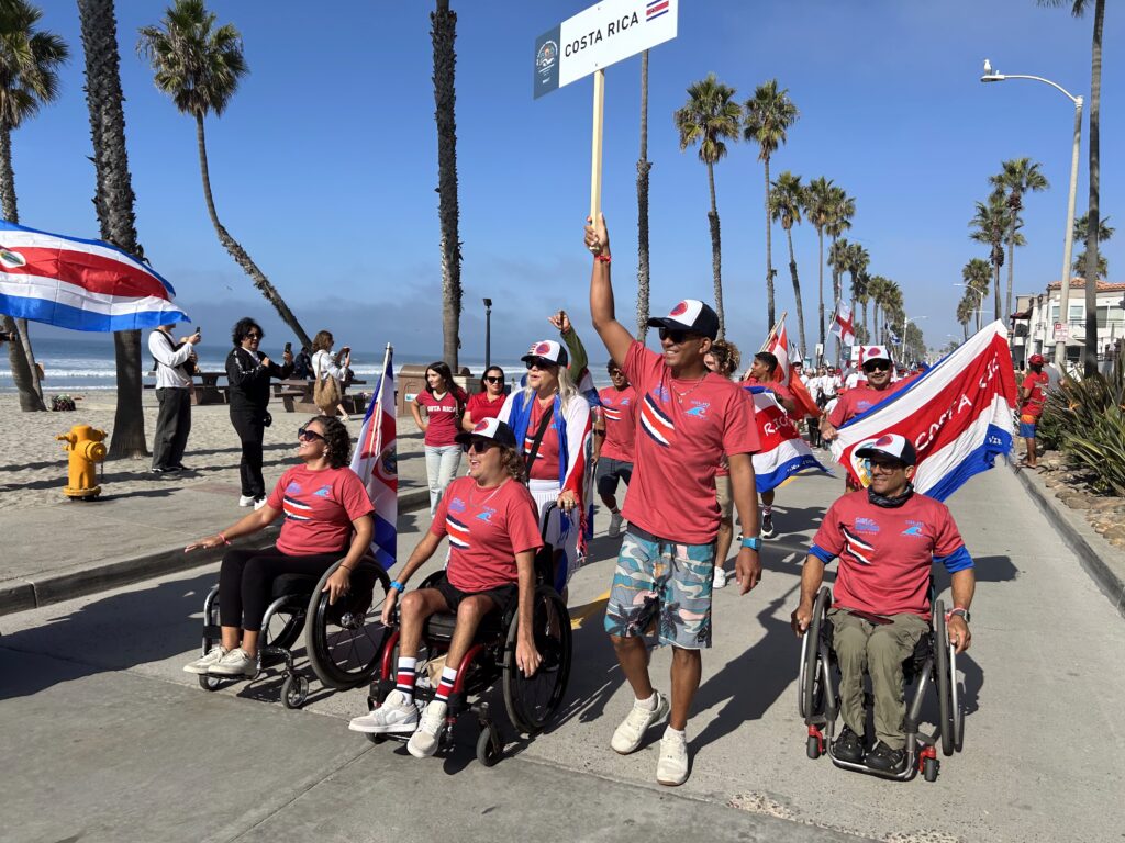 Team CR en desfile de las naciones Mundial ISA WPSC 2025