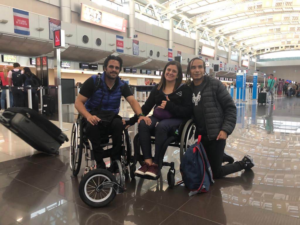 Dos usuarios de silla de ruedas y una persona ciega en aeropuerto Juan Santamaria