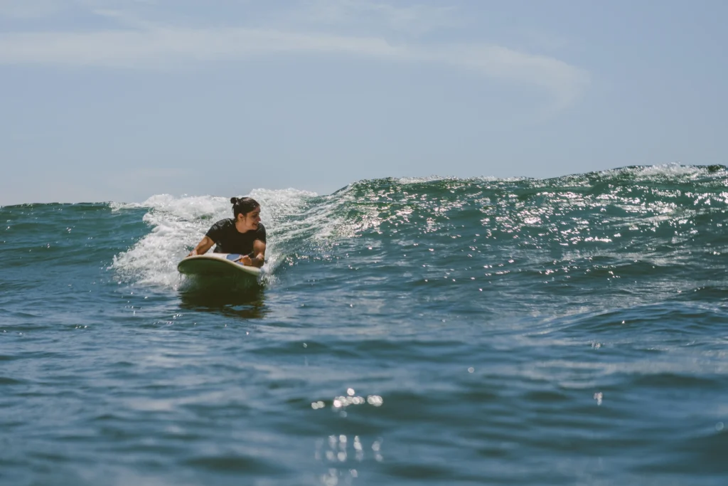 Mujer surfeando prone