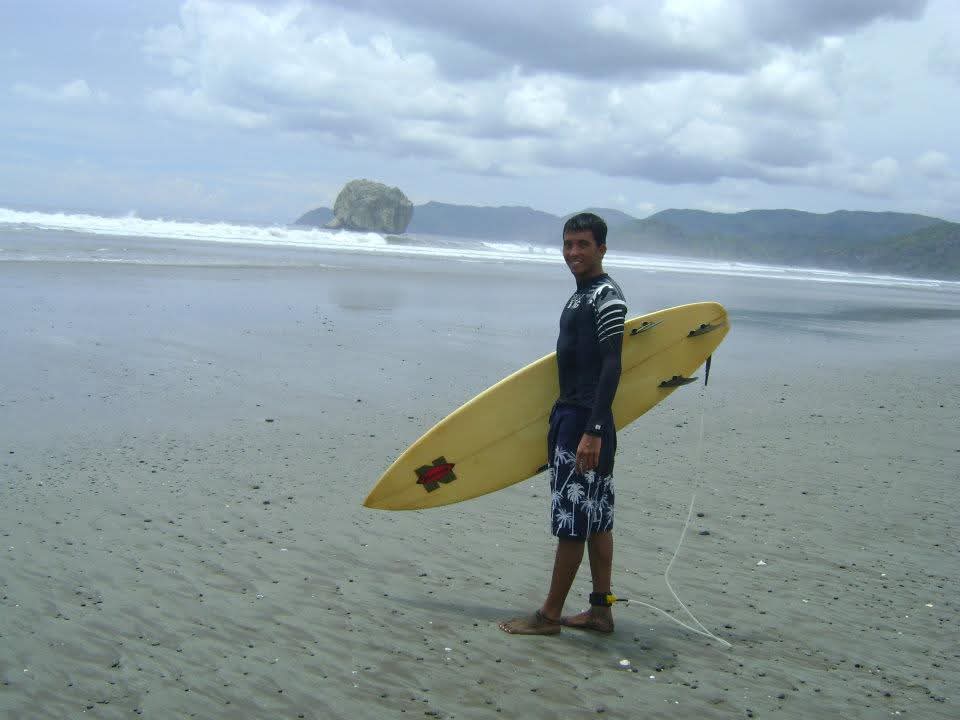 Roy con su table en el brazo frente al mar