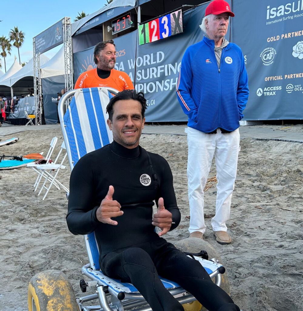 Juanma con wetsuit en silla anfibia en Mundial ISA 2025
